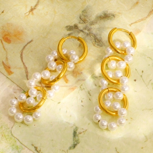 Boucles d'oreilles longues avec perles et anneaux dorés au style rétro sophistiqué