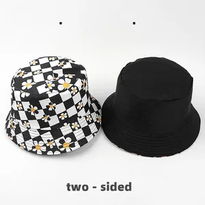 Bob réversible avec imprimé marguerite à damier et un design noir uni décontracté