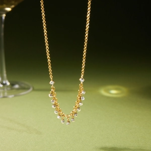 Dettaglio collana a nappe placcata oro 18K con frange in zircone rotondo scintillante