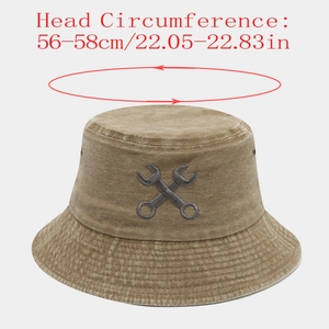 Détail du chapeau bob en coton kaki avec broderie clé et étiquette de taille 56-58cm