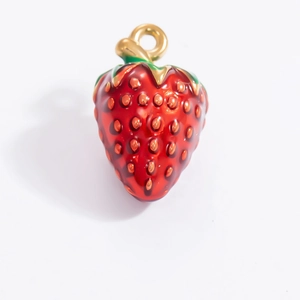 Pendentif fraise fait main en émail rouge avec placage en or 18 carats et feuilles vertes