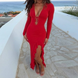 Détail d'une robe moulante rouge avec fente latérale haute et ourlet à volants chic