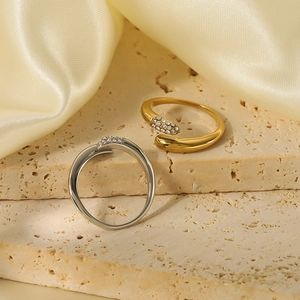 Anelli ad abbraccio minimalisti in acciaio inossidabile placcato oro 18K con cristalli lucidi