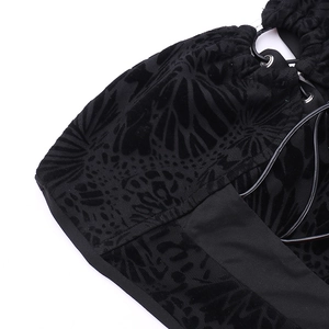 Détail d'un haut corset en velours avec œillets métalliques et texture en maille