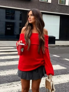 Pull en maille rouge à épaules dénudées avec jupe plissée grise pour la mode d'automne