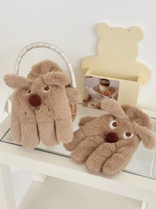 Dettaglio dei guanti a cane in peluche marrone con texture morbida e orecchie in 3D