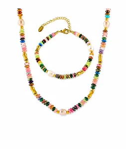 Dettaglio del set collana e bracciale di perline colorate con accenti dorati