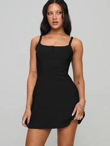 Détail de la maille côtelée et des boutons frontaux sur une robe mini noire Y2K