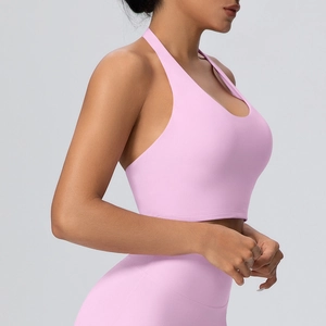 Dettaglio del set yoga rosa con reggiseno sportivo e leggings ad alta elasticità