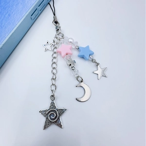 Detail von Y2K Handy-Anhänger mit rosa Sternen, Silbermond und Kreuzanhängern an Metallkette