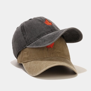 Vintage gewaschene Baseballkappen aus Baumwolle mit rotem Ahornblatt in Grau und Khaki