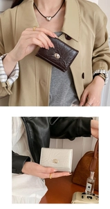 Porte-monnaie à texture plissée tendance avec boucle en métal en situation de style