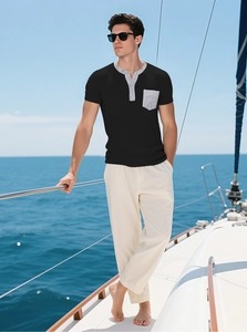 Détail du tissu gaufré et de la poche poitrine contrastée sur un haut Henley pour hommes