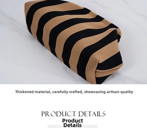 Dettaglio della pochette a righe in maglia spessa con trama di tessitura di qualità