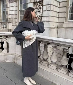 Cappotto lungo in lana grigio scuro con ampi revers e silhouette urbana alla moda