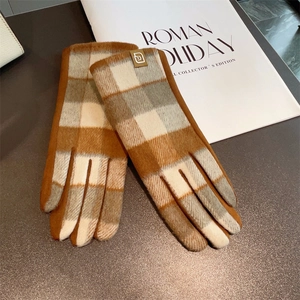 Dettaglio di guanti in lana a quadri con punte touch screen e logo in pelle marrone