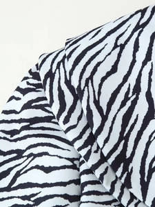Macro-opname van zebra-patroon textuur en geweven stofdetails op de schouder van blazer