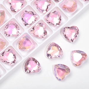 Macro di strass in cristallo rosa a forma di cuore da 12 mm su sfondo bianco
