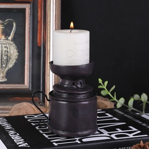 Bougeoir vintage en forme de lampe à pétrole avec une bougie pilier blanche décorative