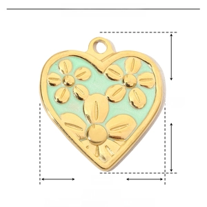 Dettaglio del ciondolo a cuore floreale dorato 25x28mm in acciaio inox e smalto