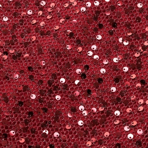 Gros plan de paillettes bordeaux luxueuses cousues sur un tissu en maille assorti