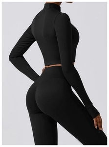 Ensemble de yoga noir ajusté avec haut court à manches longues et legging taille haute