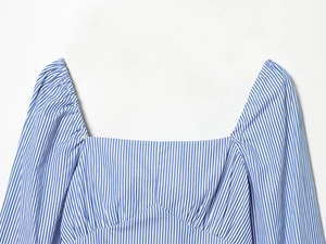 Détail du haut pour femme avec col carré et rayures verticales bleues et blanches
