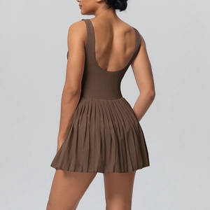 Détail du dos en U ouvert et de l'ourlet plissé d'une robe de tennis marron foncé