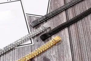 Detailansicht von vier Titanstahl-Armbändern in Gold, Silber, Schwarz und Gunmetal-Grau