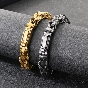 Dettaglio del bracciale a catena in acciaio stile punk su espositore cilindrico nero