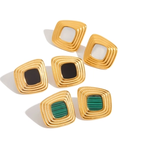 Vue détaillée de trois paires de boucles d'oreilles géométriques avec nacre et agate