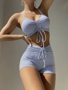 Dettaglio del bikini a righe blu e bianche a vita alta con coulisse sul petto e lacci