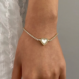 Elegante bracciale tennis dorato con ciondolo a cuore in madreperla e zirconi lucidi