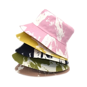 Empilement vertical de bobs colorés en coton avec divers imprimés artistiques tie-dye
