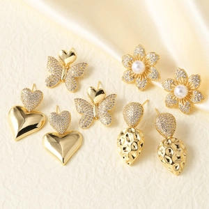Elegantes pendientes dorados con perlas, corazones, mariposas y flores con cristales brillantes