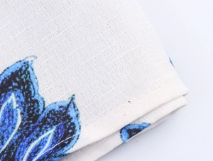 Primer plano de la textura natural de lino y algodón y el estampado floral azul del vestido