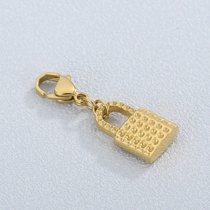 Pendentif cadenas plaqué or avec fermoir mousqueton et surface texturée