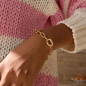 Détail du bracelet gourmette en acier inoxydable plaqué or 18 carats sur le poignet