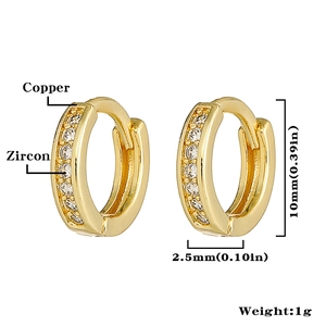 Vista detallada de pendientes de aro dorados de 10 mm en cobre con circonitas incrustadas