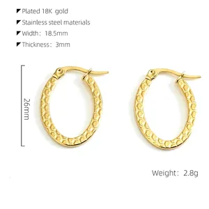 Détail de boucles d'oreilles en U plaquées or 18k avec dimensions de 26mm x 18,5mm
