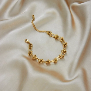 Bracelet chic à nœuds en acier inoxydable plaqué or 18 carats sur fond de soie