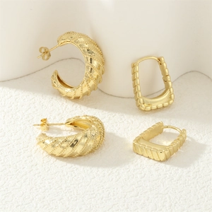 Détails de boucles d'oreilles créoles et rectangulaires plaquées or 18 carats style vintage