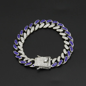 Détail du bracelet cubain hip hop 12mm avec strass bleus et blancs et fermoir pavé de diamants