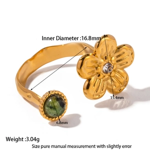 Détails d'une bague fleur plaquée or 18k avec pierre verte et diamètre intérieur de 16,8mm