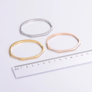 304 stainless steel hexagonal buckle bracelet with shell inlay and diamonds in three colors