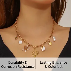 Détail du collier en acier doré avec pendentifs étoile de mer, coquillage et corail