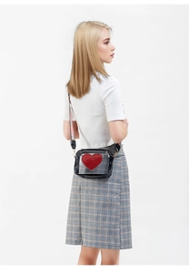 Sac bandoulière en cuir verni noir avec cœur rouge et bandoulière imprimée colorée
