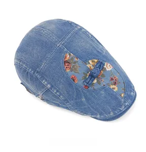 Draufsicht auf blaue Denim-Baskenmütze mit Vintage-Blumen-Patchwork und Zierknotendetail
