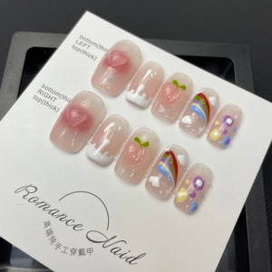 Unghie finte dipinte a mano con arcobaleno, pesche e cuori 3D in stile dolce