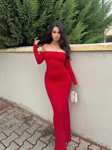 Robe longue rouge moulante à épaules dénudées avec manches longues pour un look sexy